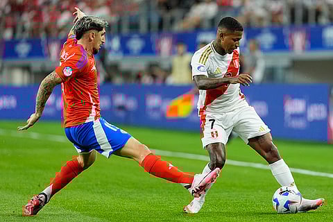 Diego Valdés y Andy Polo pelean por el balón
